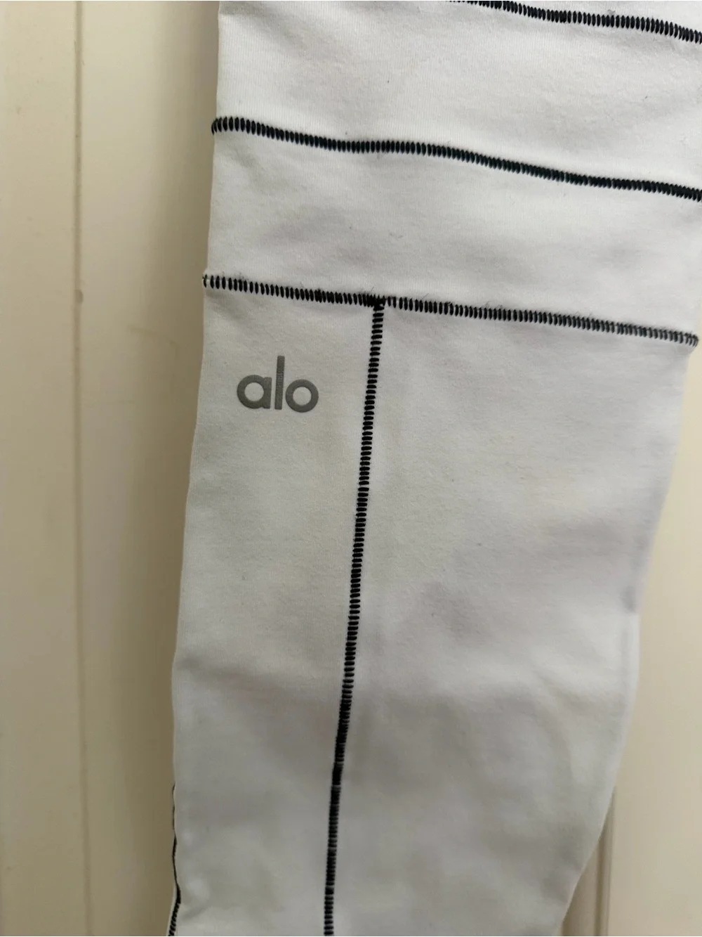 White alo High-Waist leggings with Contrast Stitching